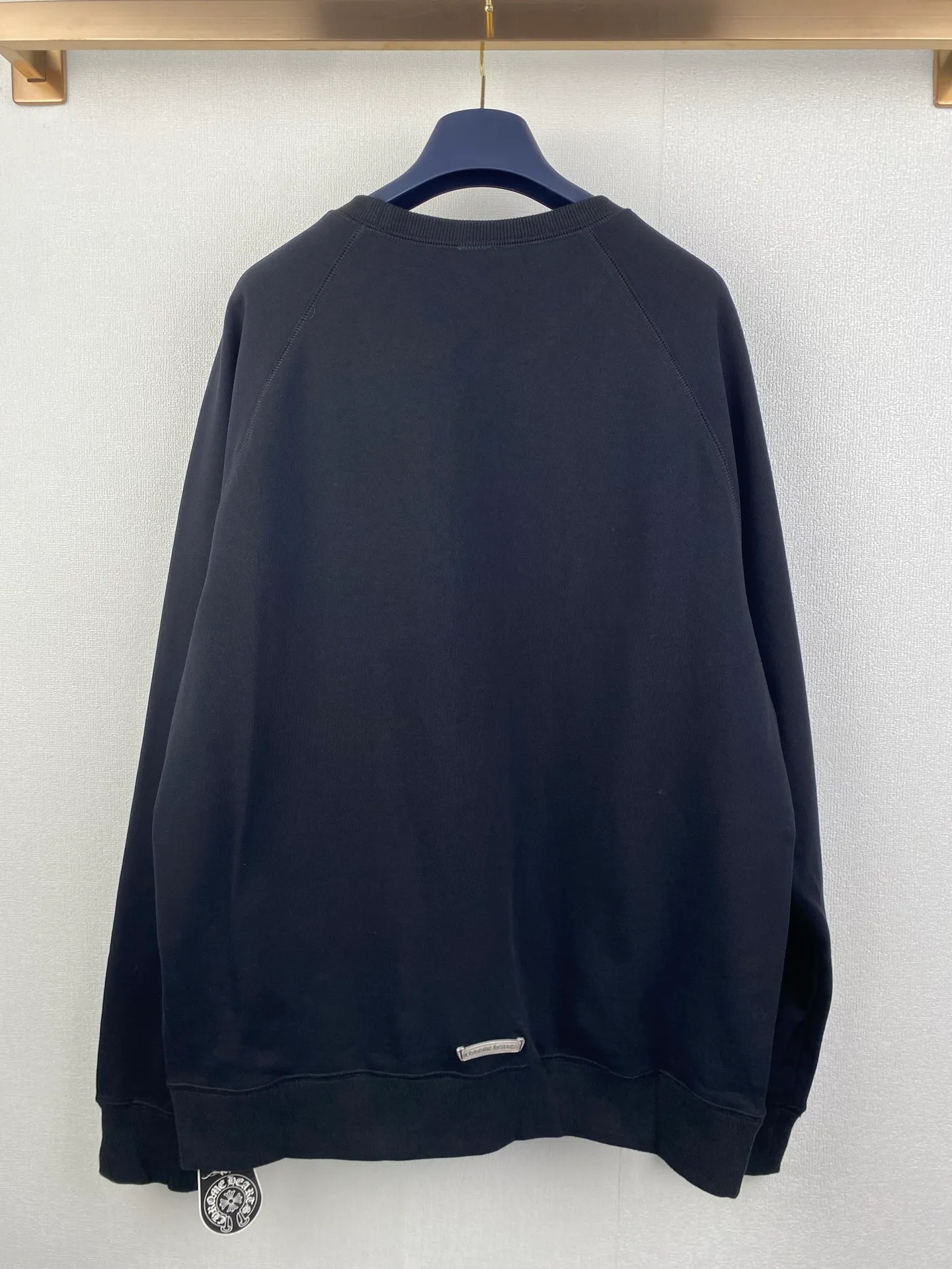 P440 Chrome Hearts cross embroidery sweatshirt ●Authentic 12200 purchase and development ●380g Korean cotton and linen sweatshirt 100% cotton ●380g 2*2 matching high-end brand rib ●Fabrics fermentation wash. ●Imported embroidery ●Customized 1:1 hardware ●Customized 1:1 leather label ●Customized 1:1 trademark ●Loose version ●Size: S M L XL